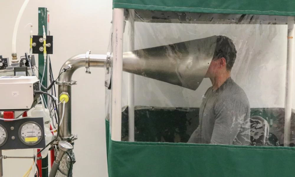 Κορονοϊός: Μικροσταγονίδια με ιό, μέχρι και ώρες παραμένουν στον αέρα